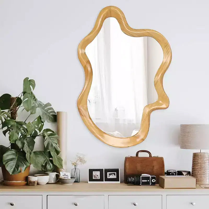 Miroir mural à cadre en bois irrégulier