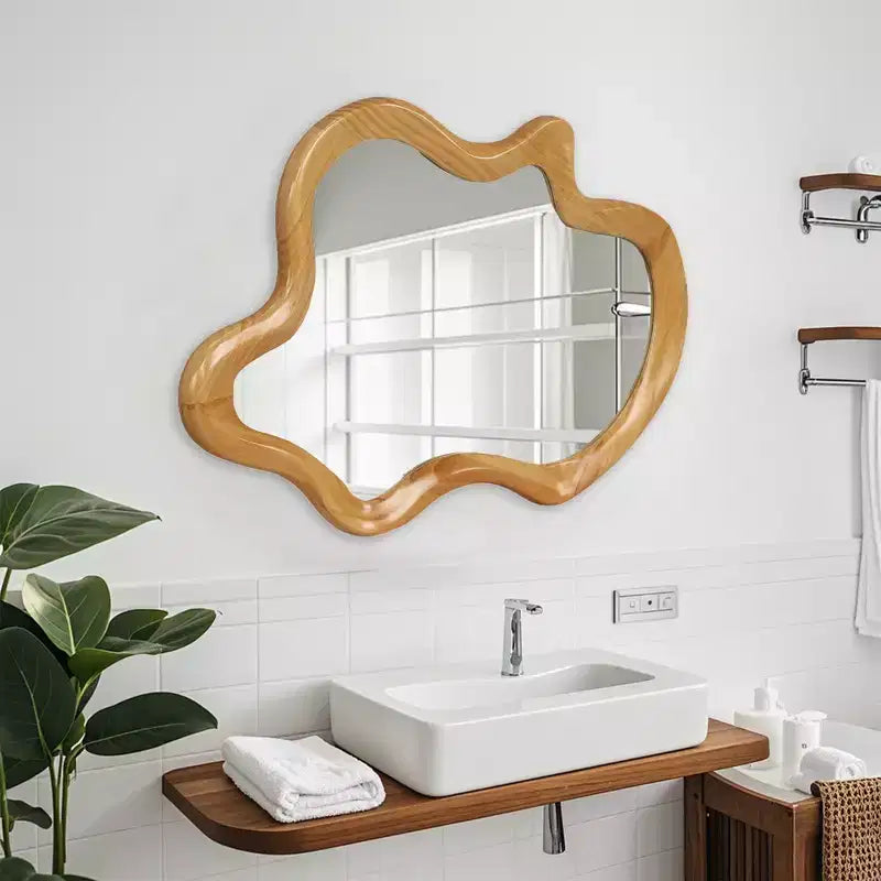 Miroir mural à cadre en bois irrégulier