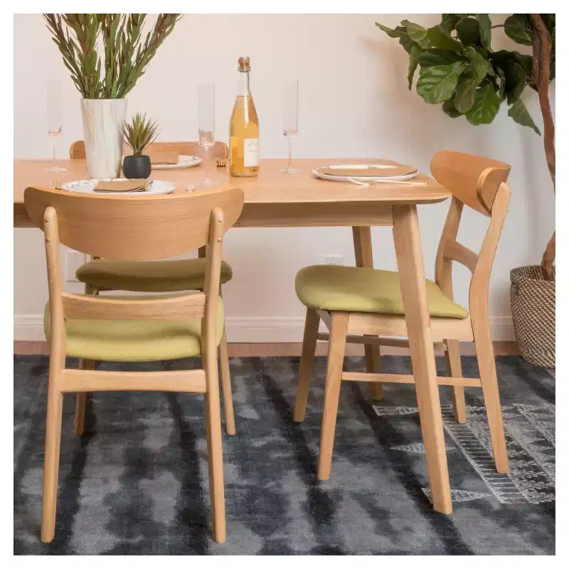 Chaise rembourrée à cadre en bois
